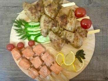 Ассорти из куриных крылышек и шашлычка из форели