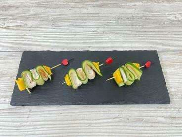 Канапе с курицей и огурцом