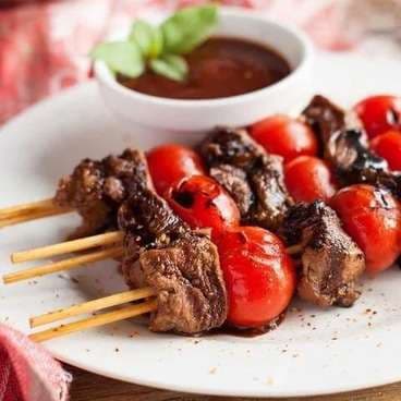 Мини-шашлычки из нежной свиной шеи с томатами Черри