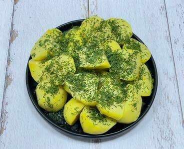 Вареный картофель с зеленью
