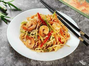 WOK Удон с креветками и овощами