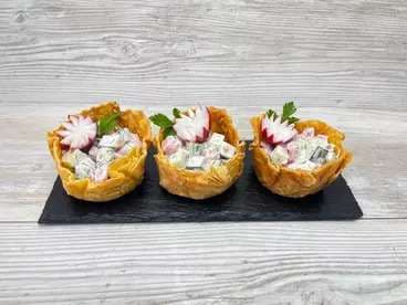 Овощной салат в сырной корзиночке
