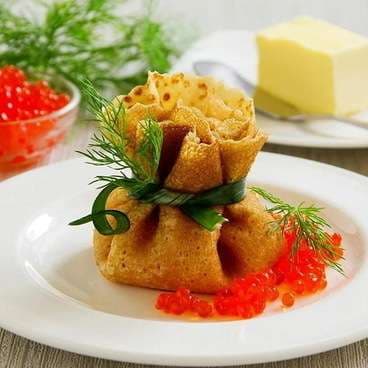 Блинный мешочек с красной икрой