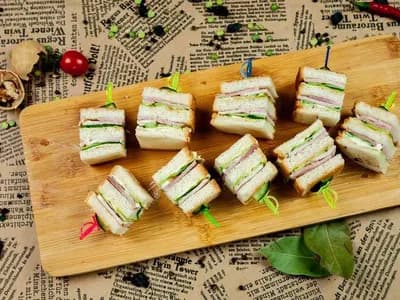 Канапе-сэндвич с копченой грудинкой