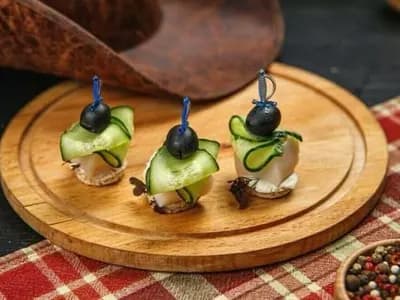 Канапе со свиной лопаткой и свежим огурцом