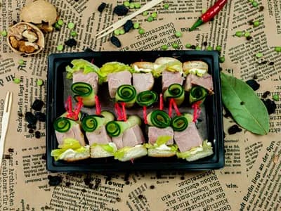 Канапе с бужениной, сыром и паштетом