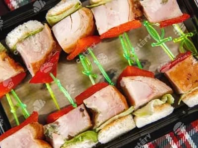 Канапе с куриной грудкой и печеным болгарским перцем