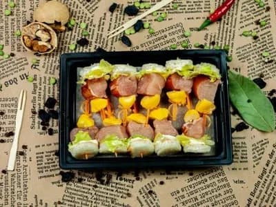 Канапе с копченой курицей и маринованным патиссоном