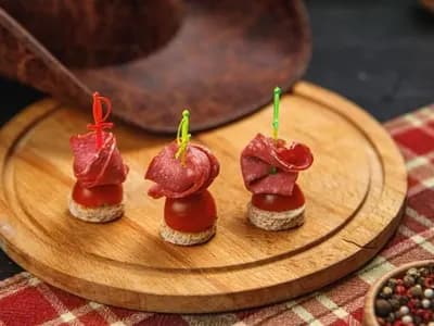 Канапе с мини-моцареллой, соусом Песто и томатами Черри