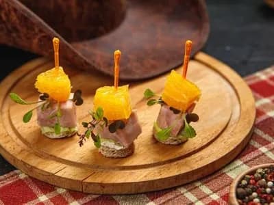 Канапе с копченой курицей и апельсином