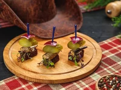 Канапе с балтийскими шпротами и красным луком