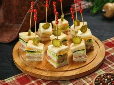 Канапе-сэндвич с жареным беконом и омлетом