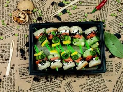 Канапе с лососем, свежим огурцом и сырным муссом