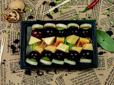 Канапе с сыром «Маасдам», виноградом и медом