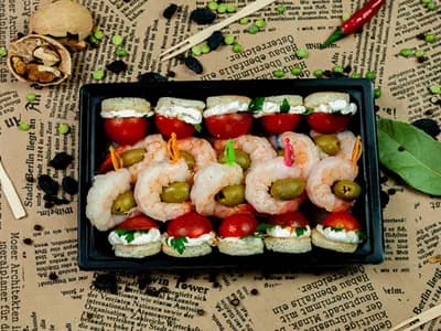 Канапе с сырным кремом, помидором и тигровой креветкой