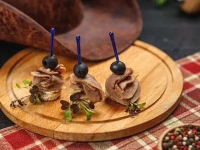Канапе с говяжьим языком и оливкой