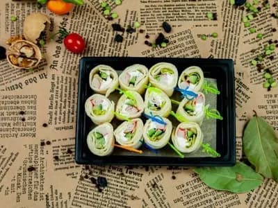 Тортилья пшеничная с крабовым мясом, мягким сыром и салатом-микс