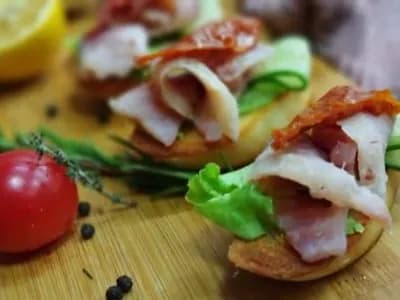 Брускетта с копченой скумбрией и свежим огурцом