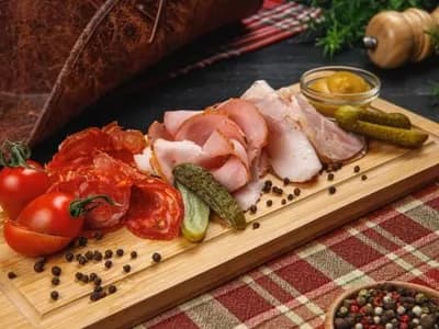 Ассорти мясных деликатесов