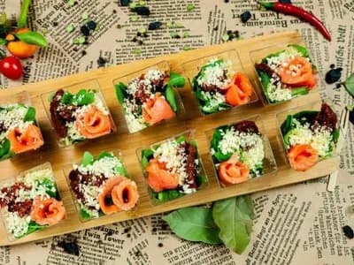Салат в верине с лососем с/с и рукколой