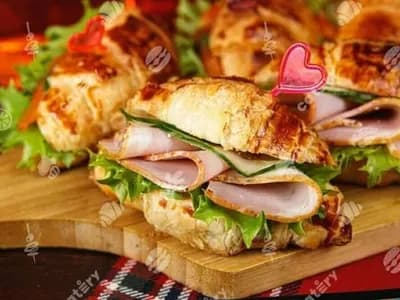 Круассан сливочный с бужениной и свежим огурцом