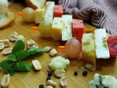 Сырная шпажка с виноградом и медом