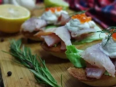 Брускетта с белой рыбой г\к и творожным кремом
