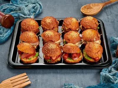 Мини-бургеры с баварской колбаской, ветчиной и сыром, котлетой из курицы