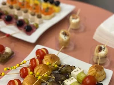 Подарочная сервировка на белых керамических тарелках