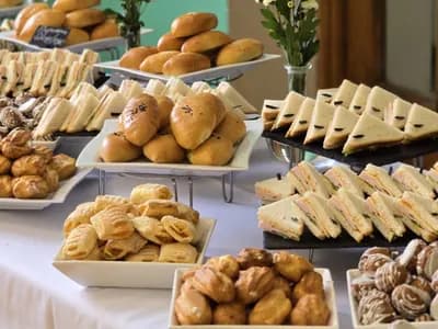 Подарочная сервировка на белых керамических и черных графитовых тарелках