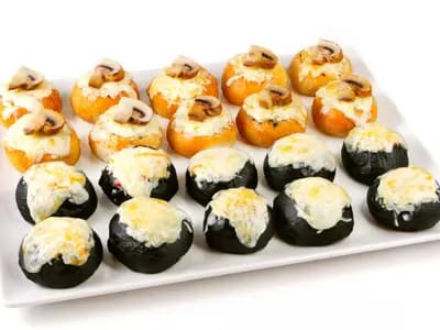 Дуэт Буше с мясной начинкой под сыром & Грибной жульен в булочке под сыром