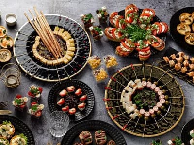 Роскошное меню для элегантной компании на 13 персон, как на фото. 132 закуски