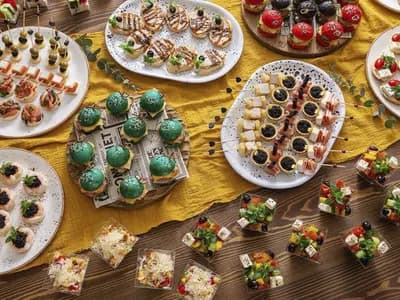 Красивый и сытный сет с бургерами, как на фото для славной компании 15-20 персон.