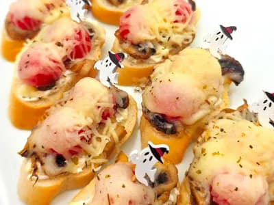 Брускетта с шампиньонами, сочными черри и моцареллой «Хэллоуин»