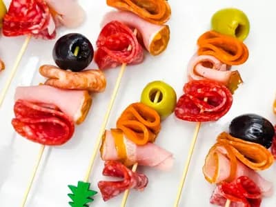 Канапе мясное с маслиной