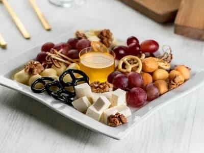 Плато из разных сыров Востока