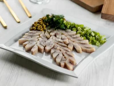 Плато с мурманской сельдью и горошком