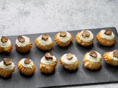 Профитроли с нежным сыром и жаренным шампиньоном (12 шт.)