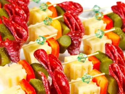 Канапе «Баварская колбаска с сыром и овощами»