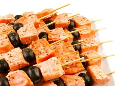 Шашлычок из лосося с оливкой