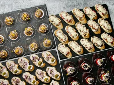 Комбо №50 Холодные закуски 30 мясных брускетт + 24 канапе