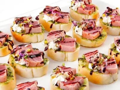 Пинчо с тунцом и соусом песто
