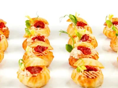 Профитроль с вяленным томатом и сливочным сыром