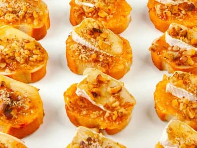 Тапас с апельсиновым джемом и камамбером