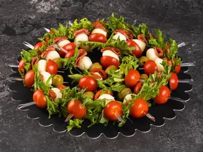 Канапе с колбасой Чоризо и оливкой