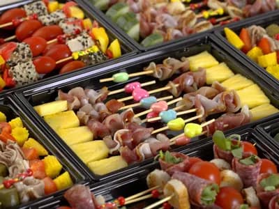 Канапе с лепестком сырокопчёного окорока и долькой свежего ананаса