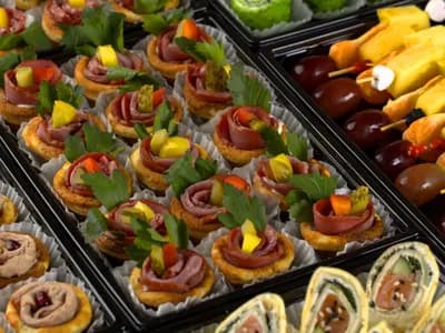 Канапе с подкопчённой говядиной, сыром и корнишонами