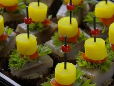Канапе с селёдочкой, картофельным болом и свежей зеленью