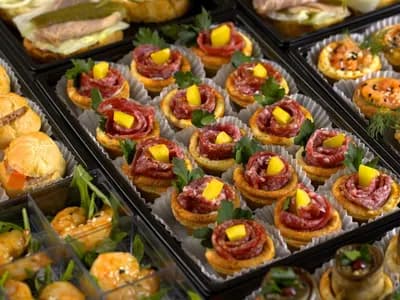 Канапе с сыровяленой салями Милано и сливочным сыром