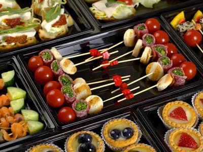 Канапе с сыровяленой салями, рукколой и томатом черри